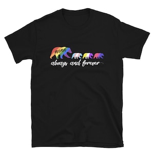 Peut inclure: T-shirt noir avec un motif de famille d'ours arc-en-ciel. Le texte "mama" est au-dessus des ours et "always and forever" est en dessous.