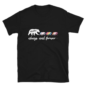 Könnte beinhalten: Schwarzes T-Shirt mit einer weißen Bärensilhouette und dem Wort "mama" darüber, gefolgt von drei kleineren Bären in Pastellfarben. Der Satz "always and forever" steht darunter in kursiver Schrift.