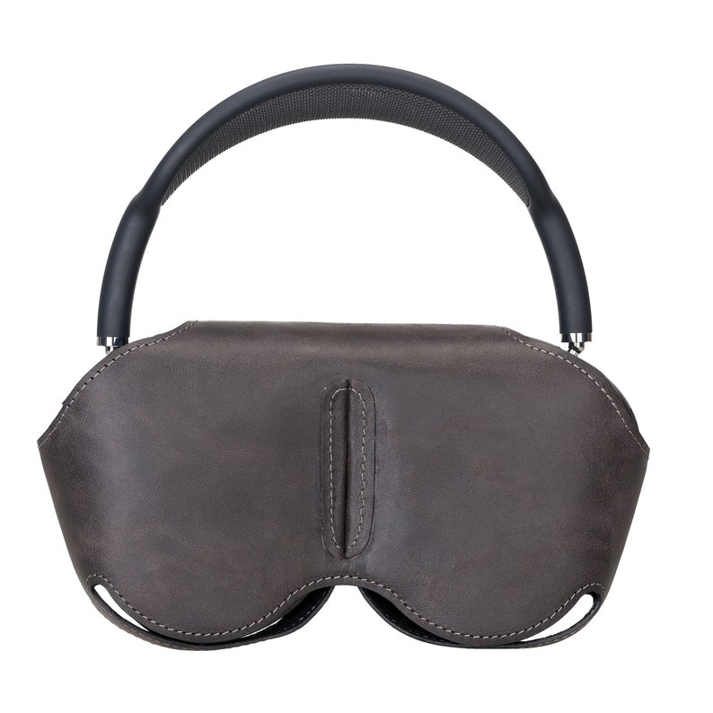 K&ouml;nnte beinhalten: Eine braune Ledertasche mit einem schwarzen verstellbaren Riemen f&uuml;r Kopfh&ouml;rer.