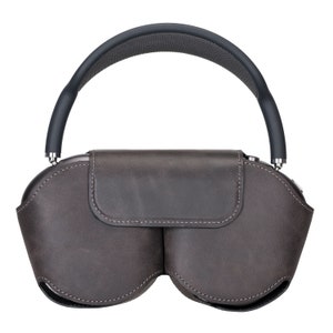 K&ouml;nnte beinhalten: Eine braune Ledertasche mit einem schwarzen gepolsterten Kopfband f&uuml;r Kopfh&ouml;rer.
