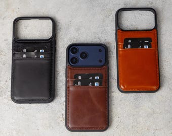 Peut inclure: Trois coques de smartphone avec porte-cartes intégré, déclinées en noir, marron foncé et brun clair aspect cuir. Chaque coque présente un cadre noir, une découpe rectangulaire pour l'appareil photo et des cartes noires insérées dans les poches.