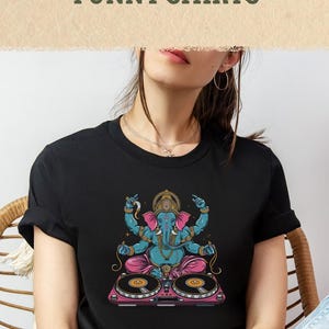 Puede incluir: Una colecci&oacute;n de camisetas con varios dise&ntilde;os y textos. Una camiseta es verde con las palabras "BECOME UNGOVERNABLE". Otra es negra con una colorida ilustraci&oacute;n de una deidad. Una tercera camiseta es rosa con el mismo texto.