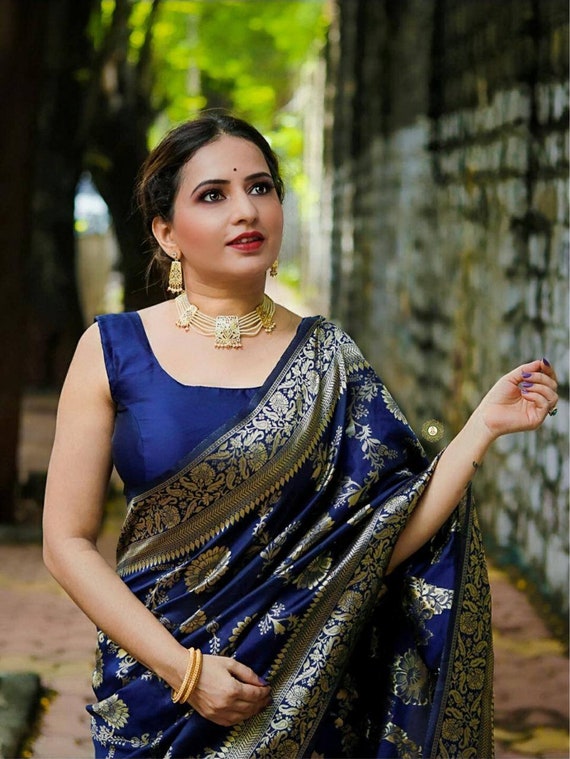 Blue saree deals with jewellery