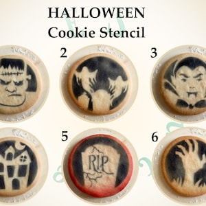 Może przedstawiać: Sześć szablonów do ciasteczek na Halloween, ponumerowanych od 1 do 6, przedstawiających różne wzory: Frankensteina, duchy, wampira, nawiedzony dom, nagrobek i dłoń. Szablony znajdują się na ciasteczkach.