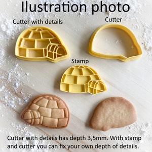Op de afbeelding: Twee gele plastic koekjesvormen en een stempel in de vorm van een iglo. De vorm met details heeft een diepte van 3,5 mm. Met de stempel en vorm kunnen koekjes met verschillende dieptes van details worden gemaakt.