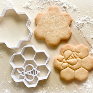 Cookie cutter multi-size: Honeycomb with bee *121