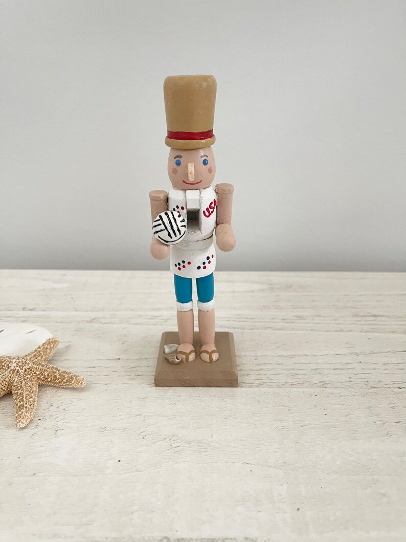 Beachy Nutcracker, Beach Themed Nutcracker, Wood Beachy Nutcracker, Wooden Christmas Nutcracker, 6” Wood Nutcracker - Beach Bums imagem 9