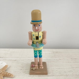 Beachy Nutcracker, Beach Themed Nutcracker, Wood Beachy Nutcracker, Wooden Christmas Nutcracker, 6” Wood Nutcracker - Beach Bums imagem 8