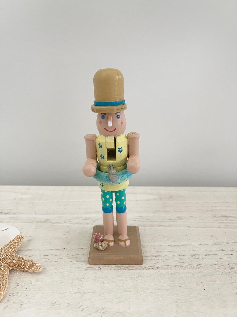 Beachy Nutcracker, Beach Themed Nutcracker, Wood Beachy Nutcracker, Wooden Christmas Nutcracker, 6” Wood Nutcracker - Beach Bums imagem 8