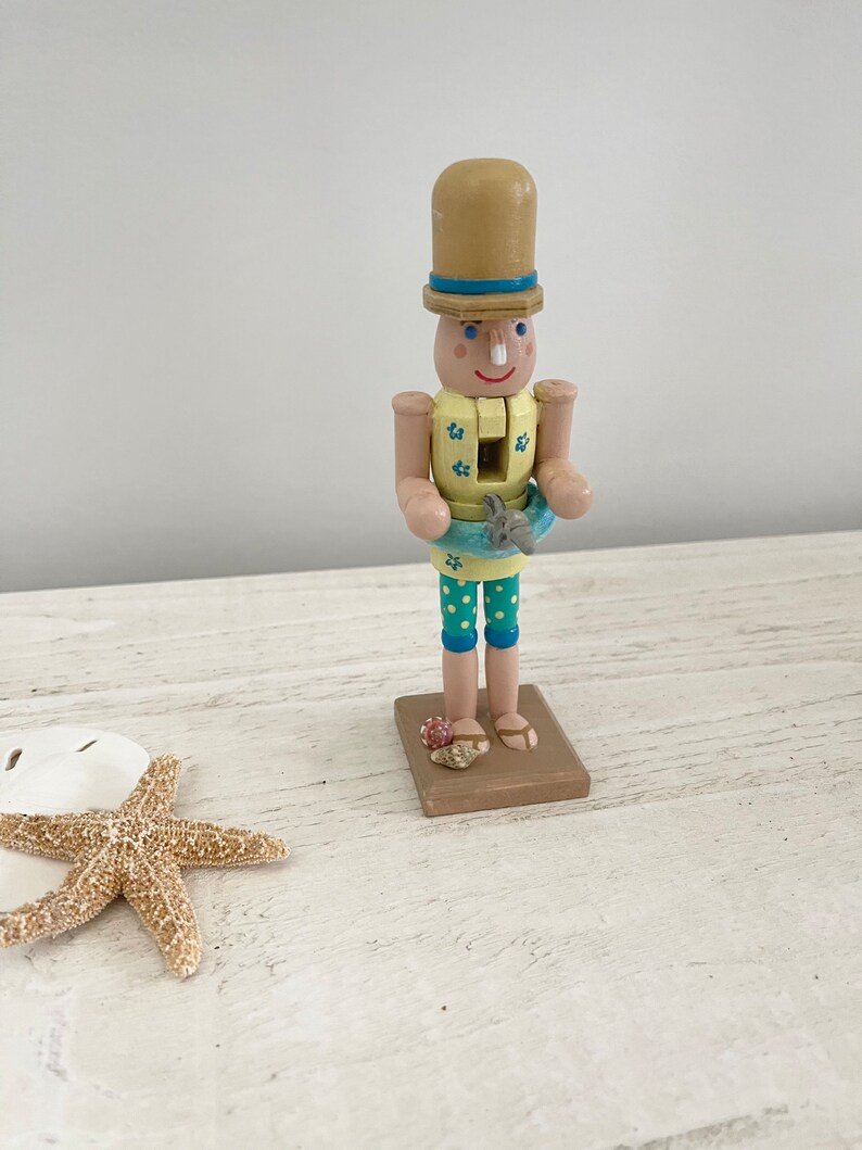 Beachy Nutcracker, Beach Themed Nutcracker, Wood Beachy Nutcracker, Wooden Christmas Nutcracker, 6” Wood Nutcracker - Beach Bums imagem 7