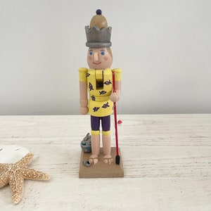 Beachy Nutcracker, Beach Themed Nutcracker, Wood Beachy Nutcracker, Wooden Christmas Nutcracker, 6” Wood Nutcracker - Beach Bums imagem 3