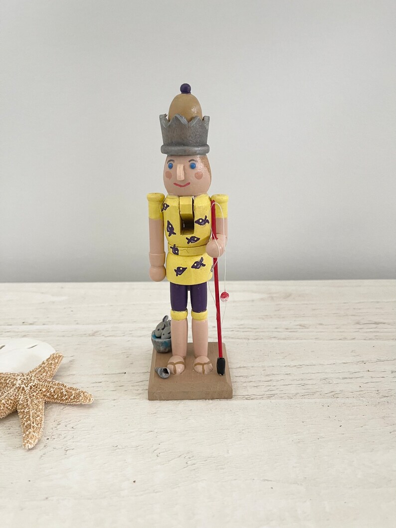 Beachy Nutcracker, Beach Themed Nutcracker, Wood Beachy Nutcracker, Wooden Christmas Nutcracker, 6” Wood Nutcracker - Beach Bums imagem 3