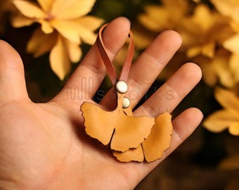 Berloque de couro com folha de ginkgo feito à mão - Fabricado nos EUA