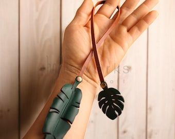 Charme de bolsa de folhas tropicais feito à mão: Palmeira, Monstera, acessório de chaveiro de couro - Feito nos EUA
