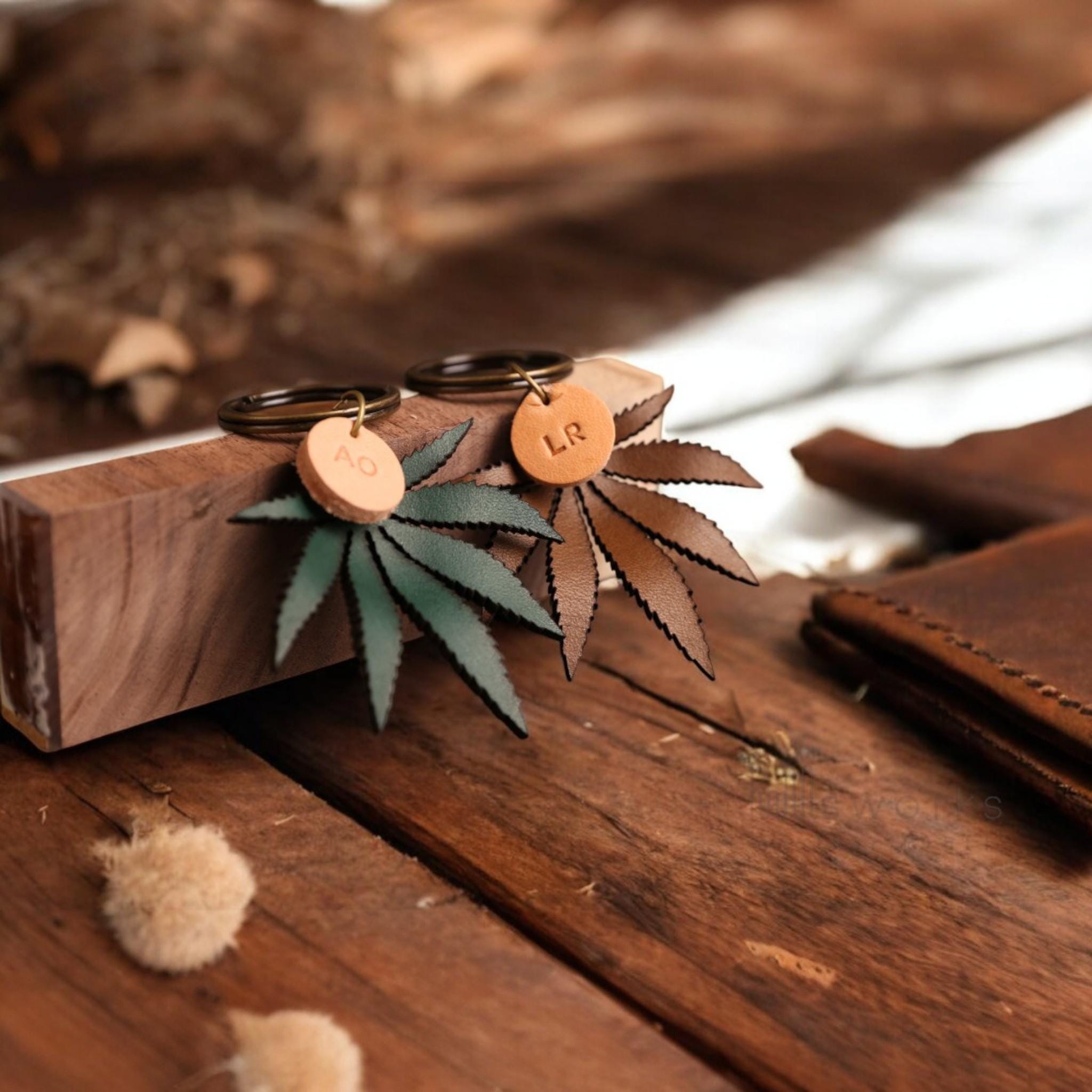 Portachiavi In Legno Di Foglia Di Canapa - Fatto A Mano, Design Unico, Originale H-Customs