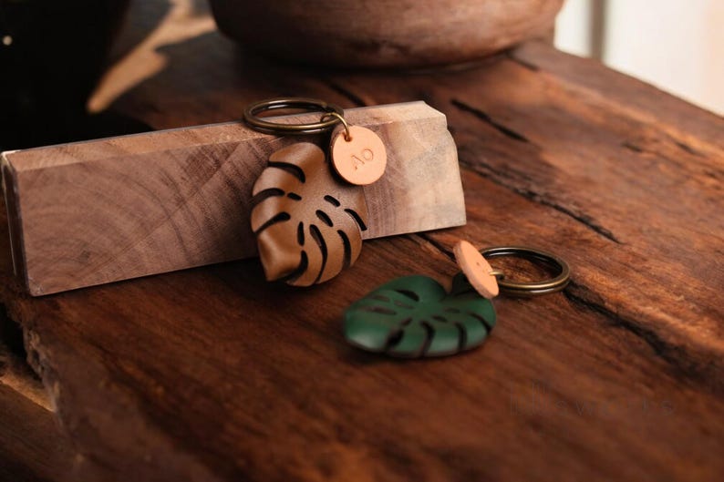 Handcrafted Leather Monstera Leaf Keychain: Personalized Italian ...