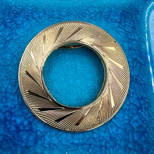 Mid Century Gold Toned Round Scarf Clip
