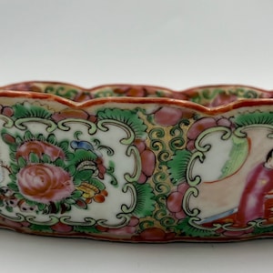 Rare 19th Century Porcelain Rose Medallion Chinese Sauce Boat