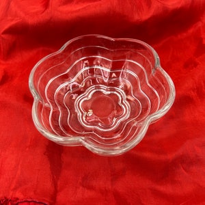 Small 1950s Floral Shaped Glass Bowl With Concentric Circle Pattern
