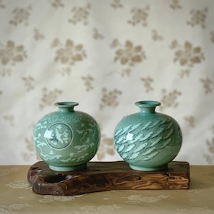 Korean Traditional Handmade Celadon Set of Two Vases with Inlaid Fish and Crane Pattern (청자 상감 호 세트)