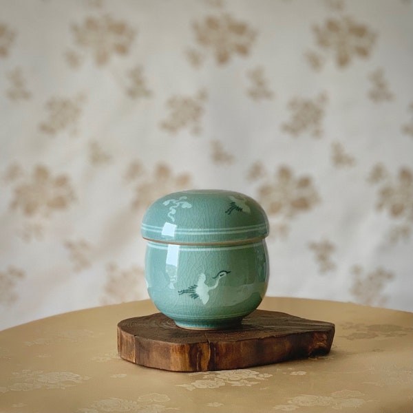 Korean Traditional Handmade Celadon Tea Cup Including Infuser with Inlaid Clouds and Cranes Pattern (청자 운학문 찻잔)