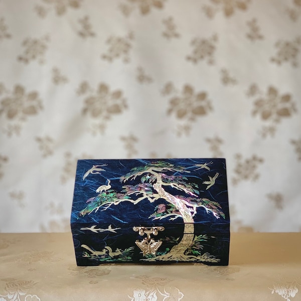 Korean Traditional Mother of Pearl Handmade Navy Jewelry Box with Pine Tree and Cranes Pattern (자개 송학문 한지 보석함)