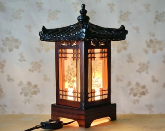 Lampada da tavolo tradizionale coreana fatta a mano con accenti in legno con tetto in tegole Hanok (목재 한옥기와 등)