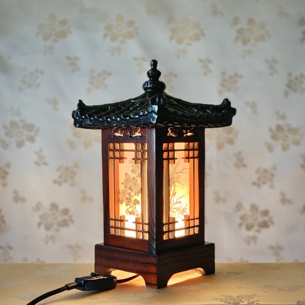 Handmade Korean Traditional Wooden Accent Table Lamp with Hanok Tiled Roof (목재 한옥기와 등)