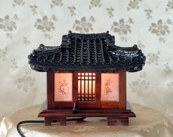Korean Traditional Handmade Wooden Tiled Roof House Shaped Wooden Accent Table Lamp in Medium Size (한옥 기와집형 램프)