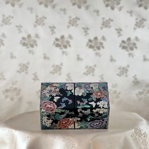 Beautiful Korean Traditional Handmade Mother of Pearl Jewelry Box with Butterfly and flower Pattern (자개 호접 화문 쌍합 보석함)