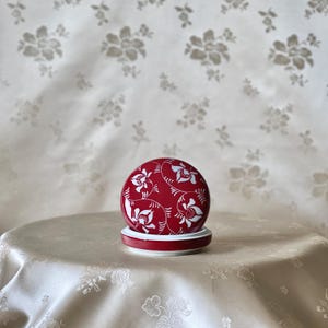 Elegante Räucherstäbchendose aus Räucherkerzen mit Lotus-Arabeske aus Porzellan in kupfer-roter Glasur