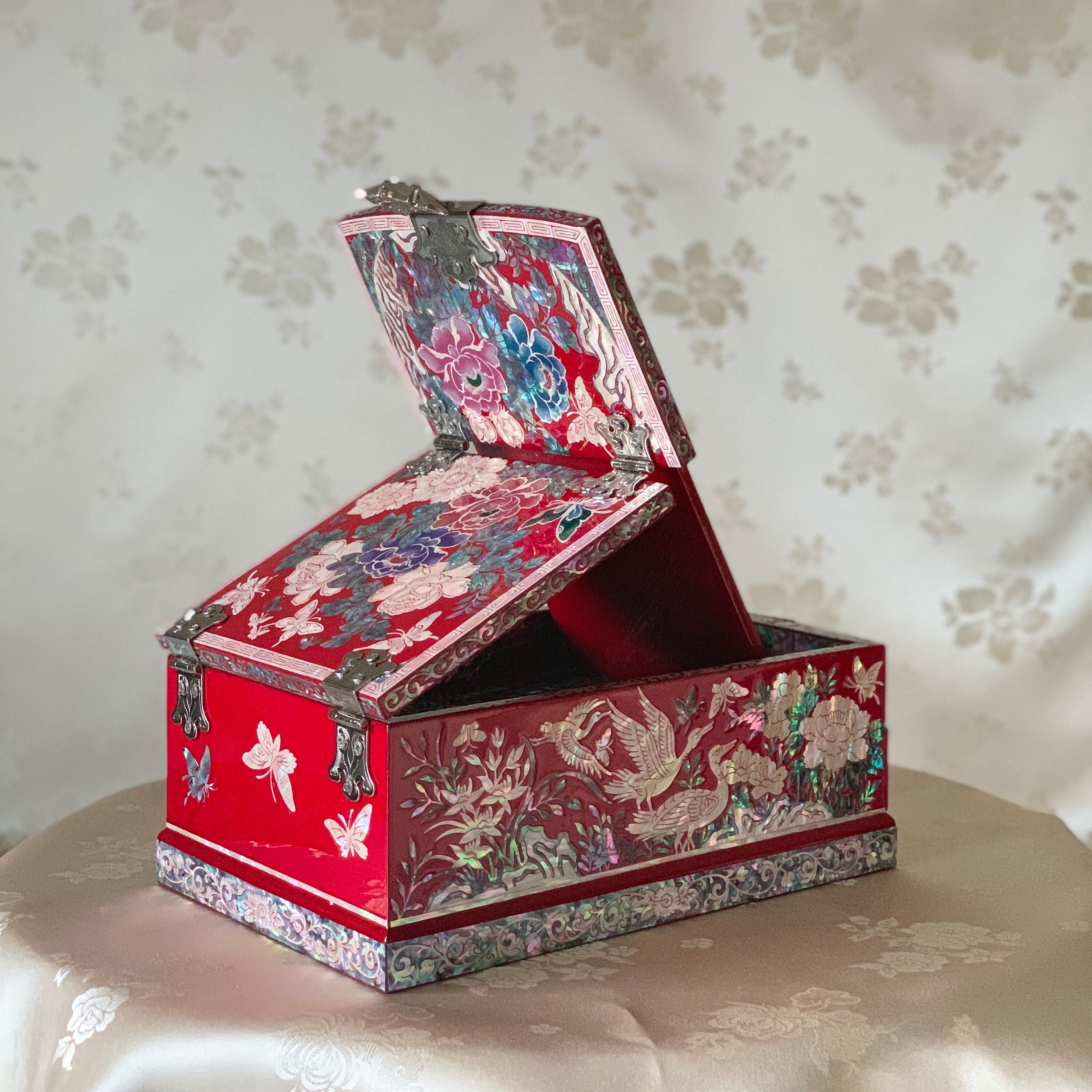 Luxurious Korean Traditional Mother of Pearl Middle Size