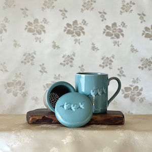 Taza de té de celadón tradicional coreana única hecha a mano con patrón de grulla voladora con incrustaciones (청자 상감 줄학문 머그컵)