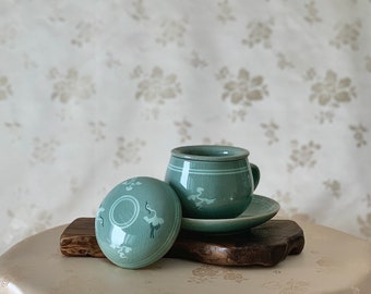 Elegant Korean Celadon Tea Cup with Inlaid Crane and Cloud Design (청자 상감 운학문 찻잔)