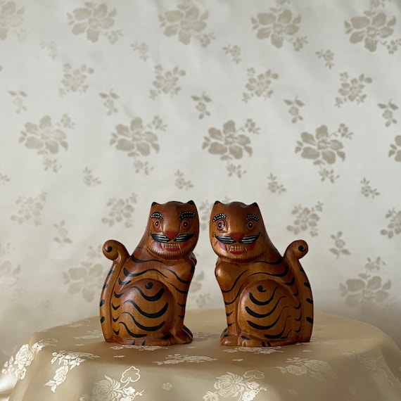 【国内在庫】 Korean Traditional (목재 Tigers of Pair Wooden Handmade 小物入れ