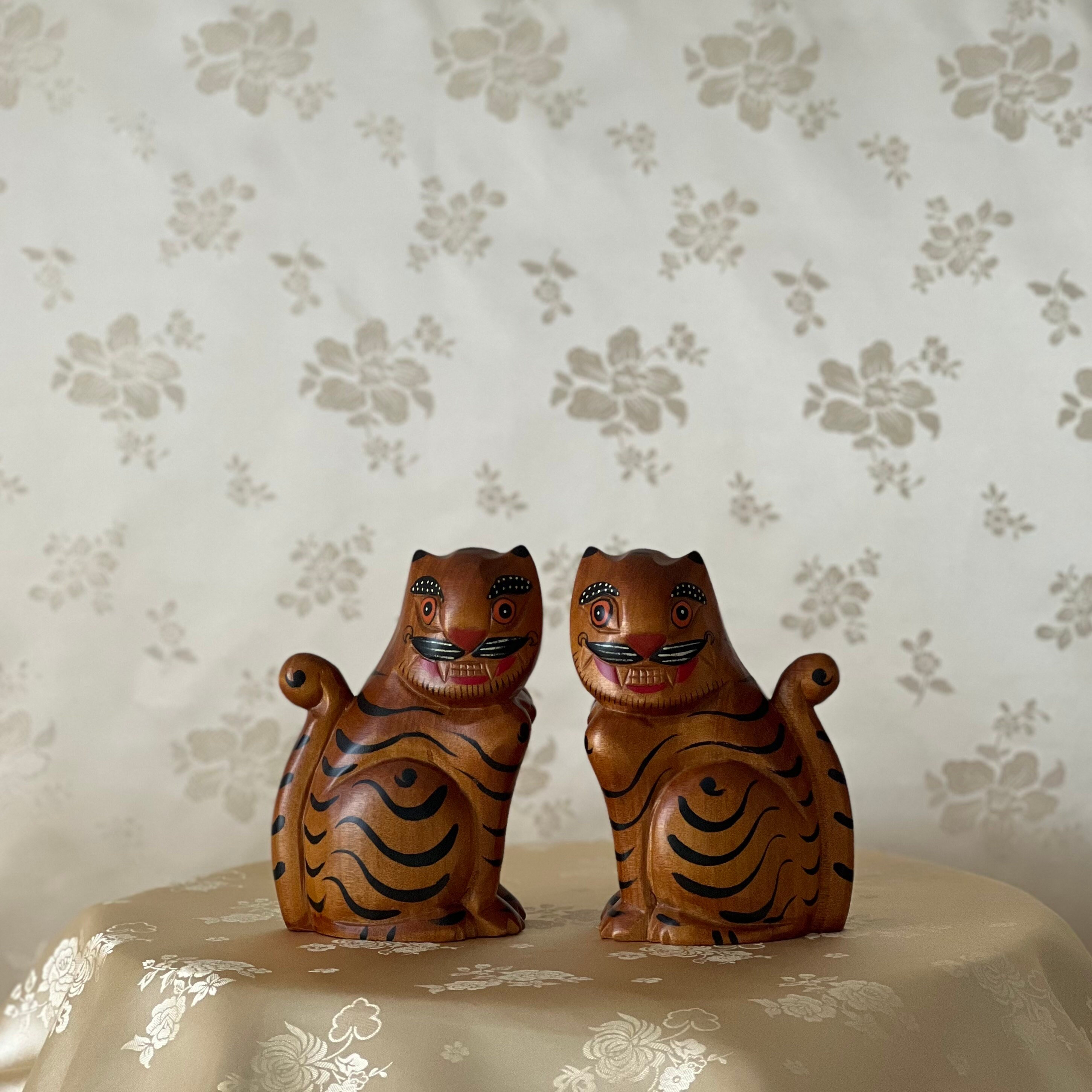 中型の韓国民芸木製虎像：手作りの保護と応援のシンボル - Etsy 日本