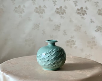 Refined-Size Korean Celadon Vase with Inlaid Minnow Motif (청자 상감 송사리문 호)