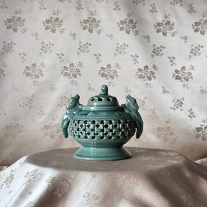 Quemador de incienso de celadón coreano: doble pared calada con incrustaciones de grulla y asas de dragón.