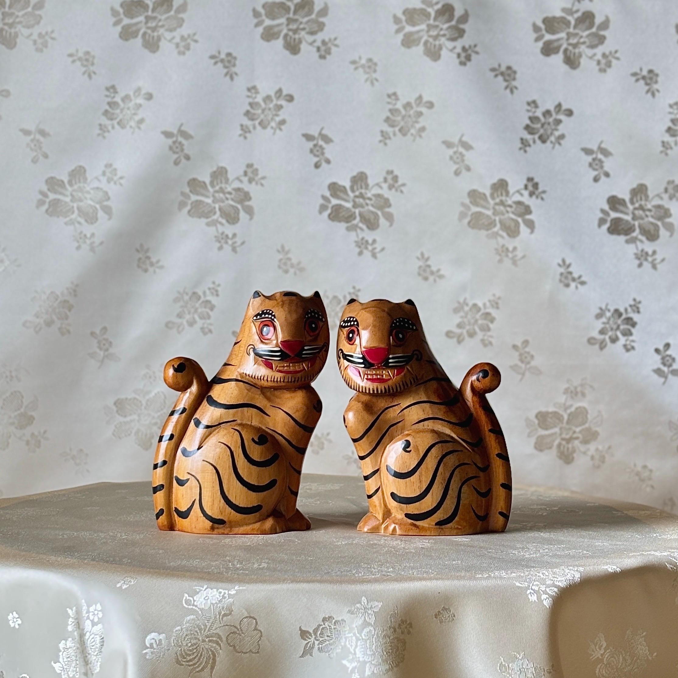 ◆タイガー 陶器 置物 右向き 生活雑貨【中古】  [0220562175] Grand-scale Korean Folk Wooden Tiger Pair: Handcrafted Symbol of