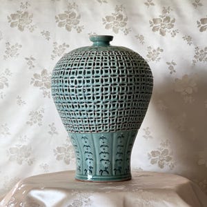 手作りの韓国陶器透かし彫り青磁花瓶 - 菊、高麗、伝統、室内装飾