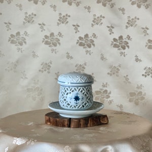 Taza de té de porcelana blanca coreana: calada de doble pared con motivos de crisantemo y chilbo.