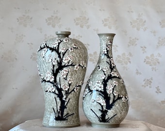 韓国の青磁蓋付き壺：職人による二重壁透かし彫りの菊模様 - Etsy 日本