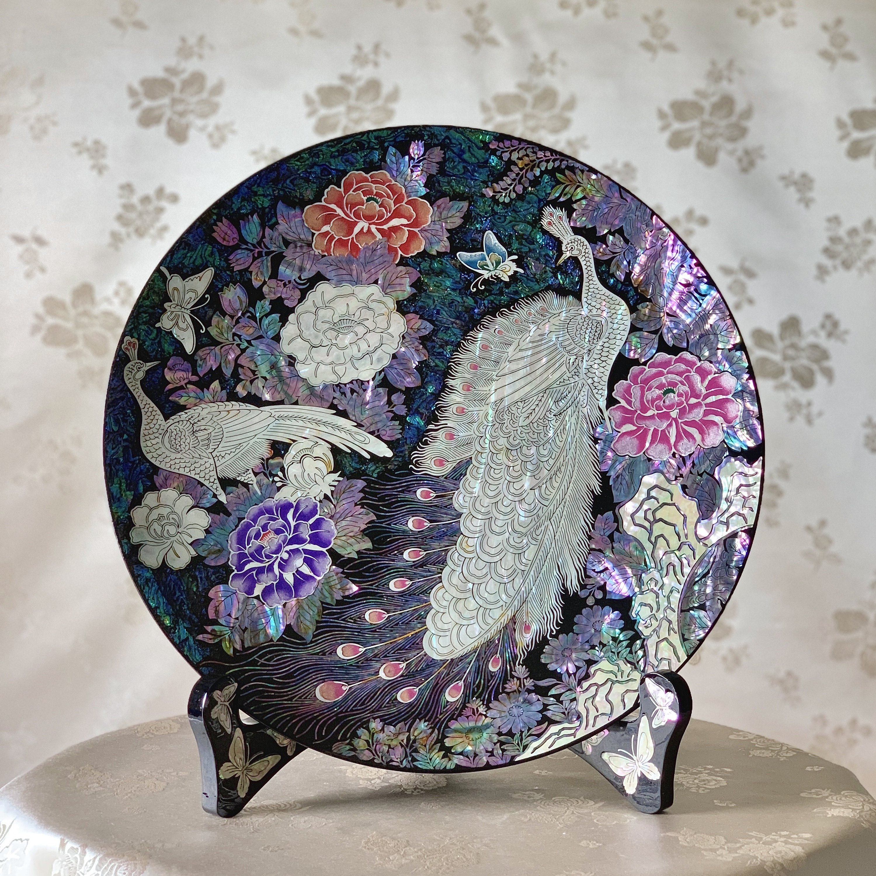 有田焼 飾り皿 孔雀 牡丹 金彩 陶磁器 有田焼】飾り絵皿（大）天目金彩・白金彩牡丹図 - JTOPIA 【ART】螺鈿