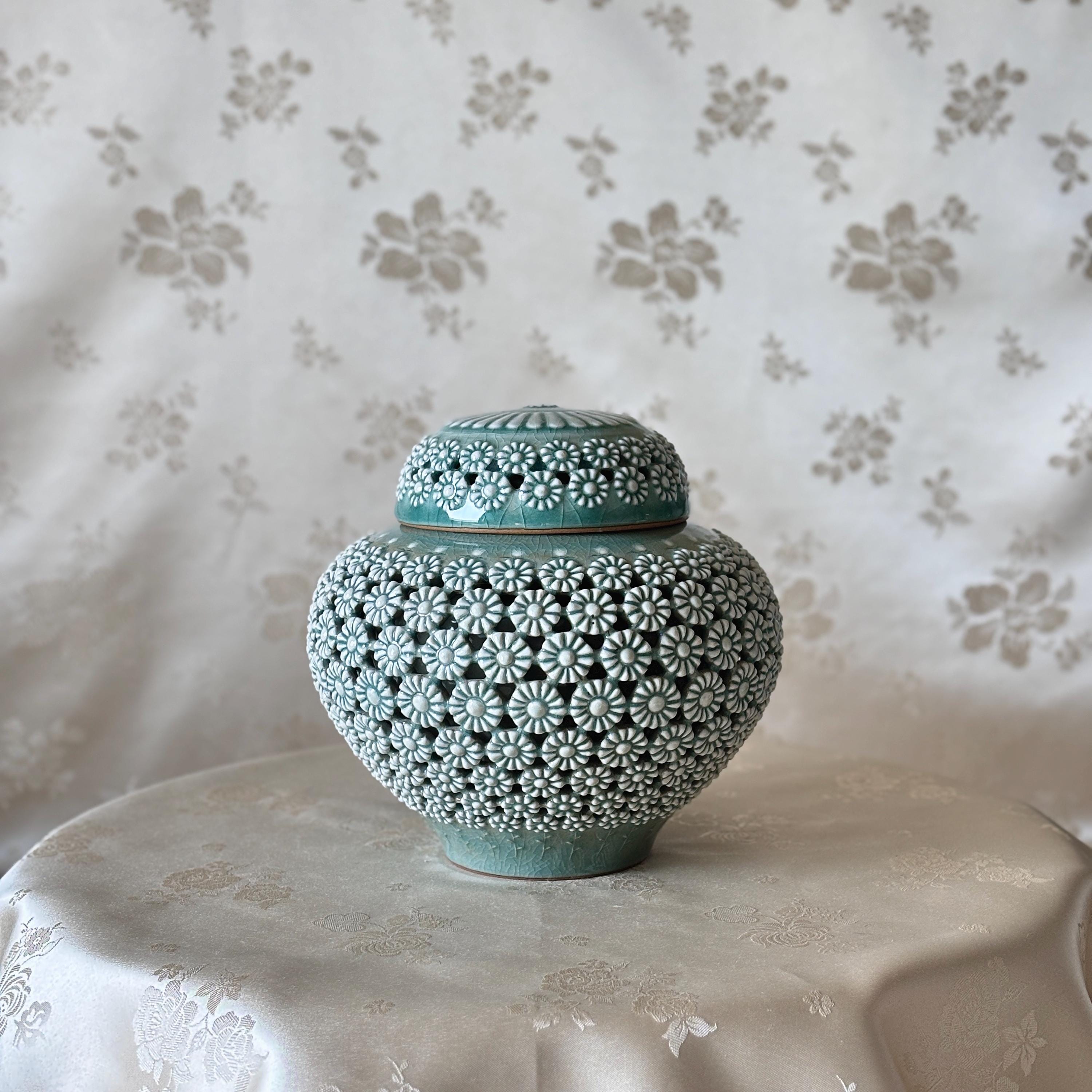 韓国の青磁蓋付き壺：職人による二重壁透かし彫りの菊模様 - Etsy 日本