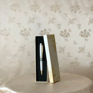 Korean Traditional Mother of Pearl White Pen with Vine Pattern (자개 당초문 펜)
