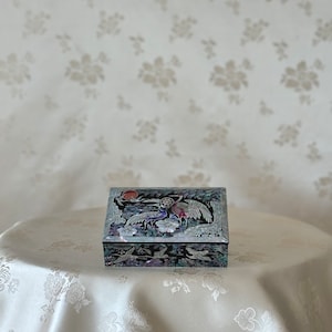 Traditionelle koreanische Perlmutt Schmuckschatulle oder Visitenkartenbox mit Kranich und Kieferbaum-Muster