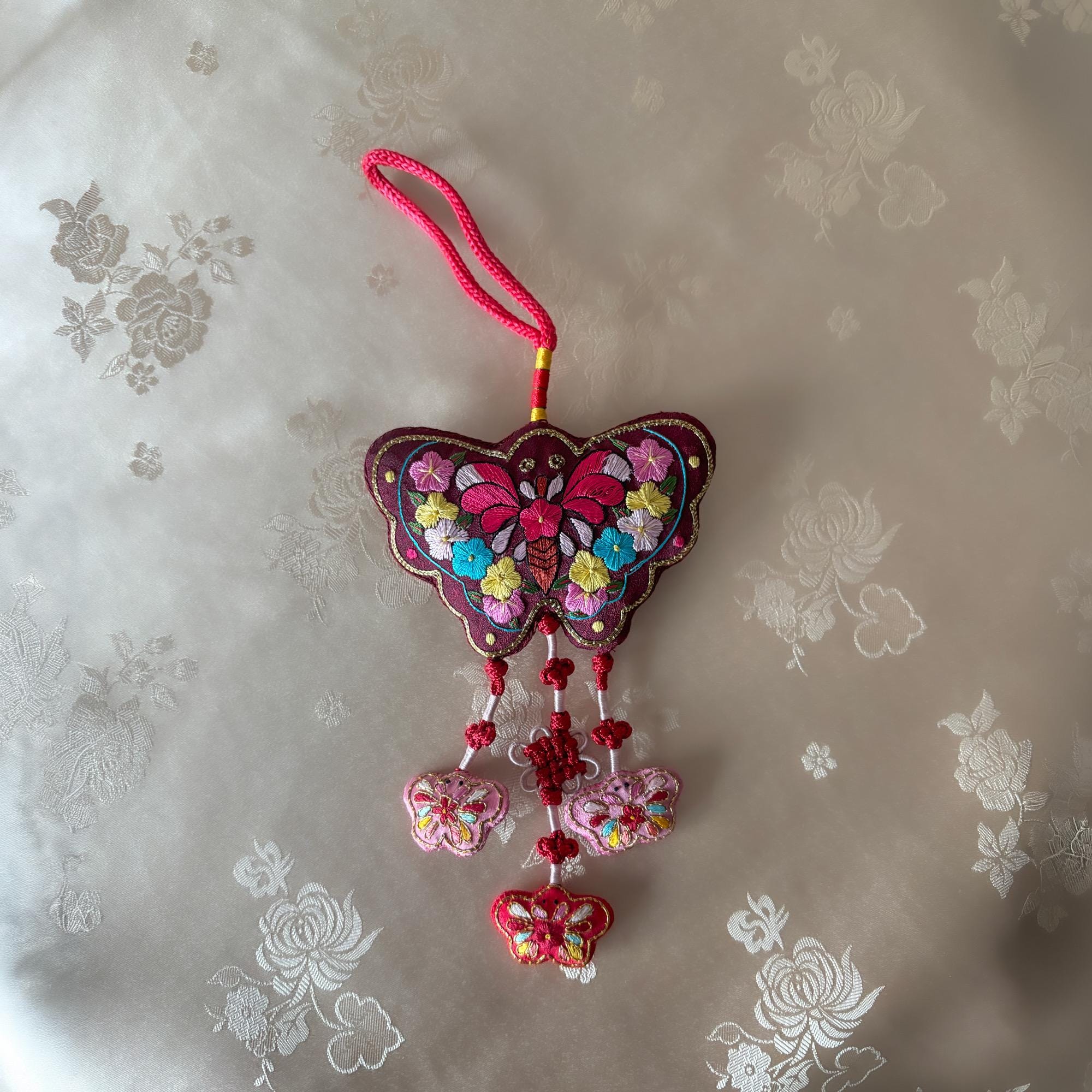 韓国刺繍ノリゲ:ファッションアクセサリーの蝶モチーフ - Etsy 日本 韓国刺繍ノリゲ:ファッションアクセサリーの蝶モチーフ - Etsy 日本