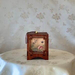 Traditionelle koreanische Akzent-Laterne aus Holz zum Aufhängen mit traditioneller Malerei