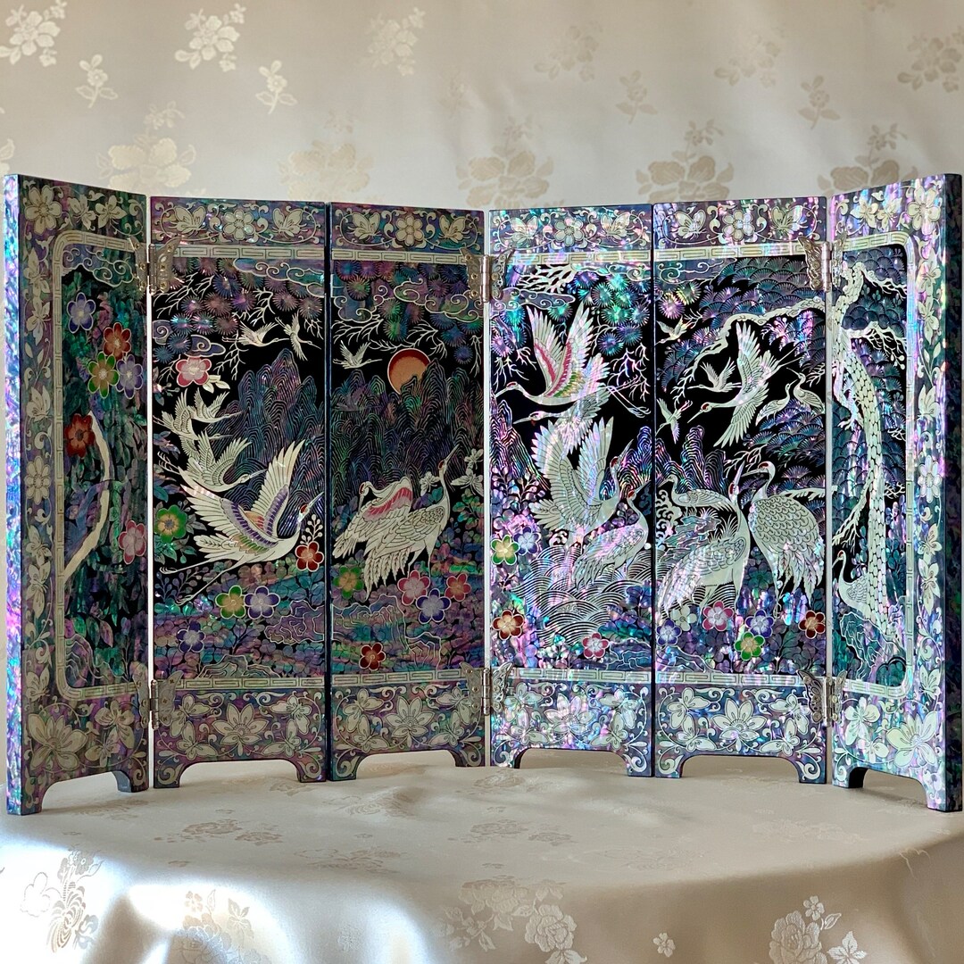 螺鈿細工アート「飛翔する鶴」 Amazon｜衝立 金屏風 漆塗り螺鈿細工 4曲1双 鶴 蓮の花 品 骨董
