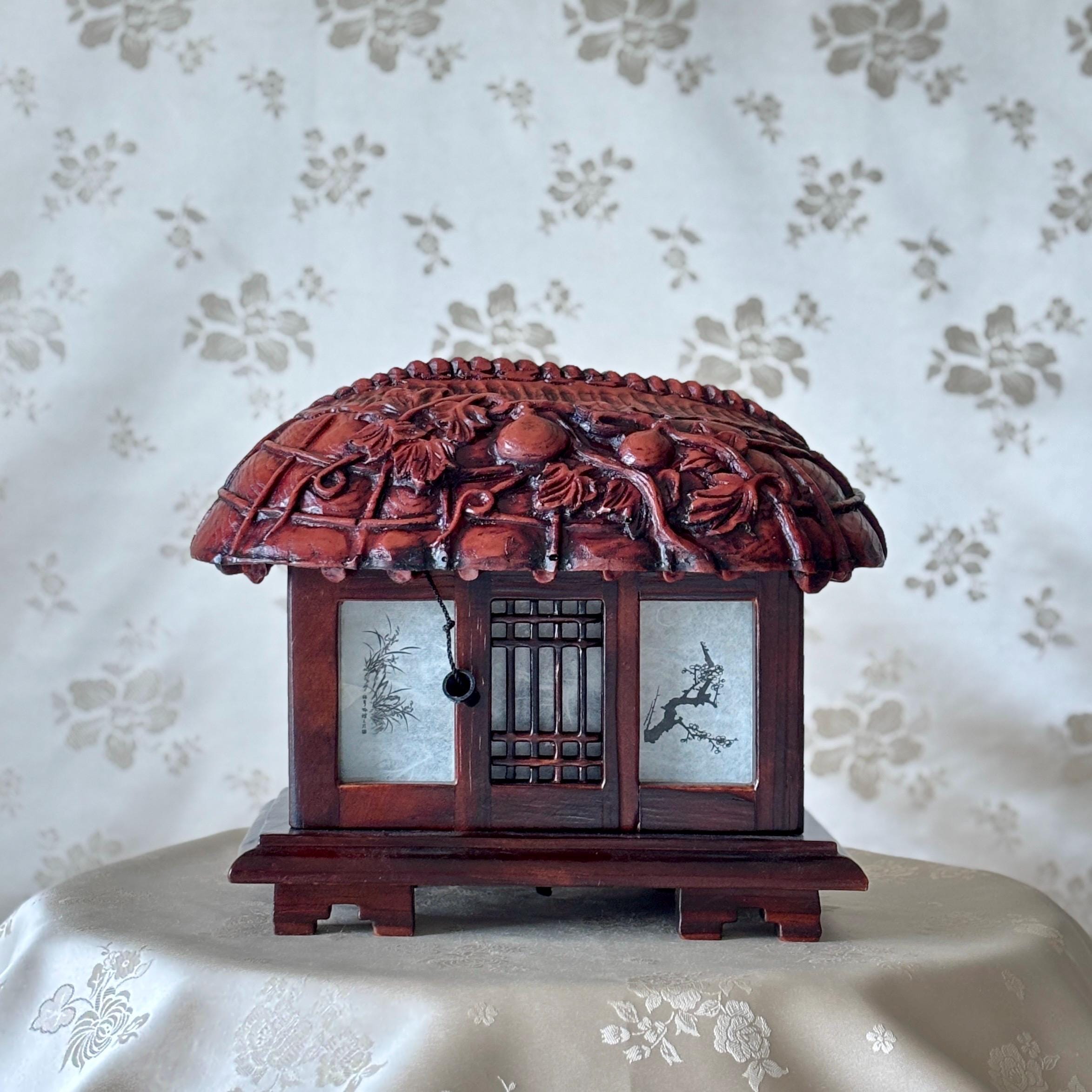 Traditional Korean Thatched-Roof Accent Lamp with Hanji Panels Featuring the Four Gracious Plants (초가집 한지 창호 조명등)